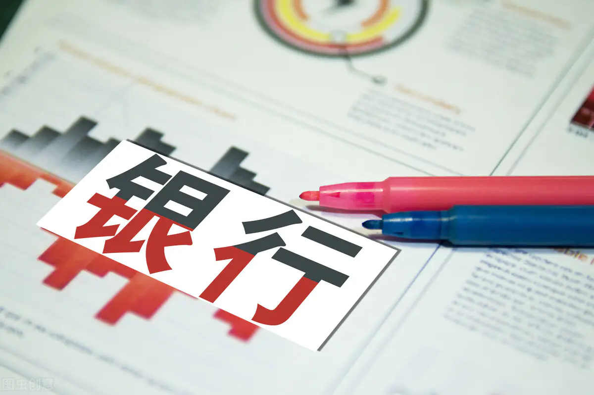 很多人贷款前，现在都喜欢找贷款中介办理，并且接得最多的贷款推销电话，都是中介打的。虽然委托贷款中介办理会更省事，但贷款中介收取的服务费，让很多人头疼却又无奈。 很多人就会想，自己去银行直接申请，就可以省下一笔服务费。