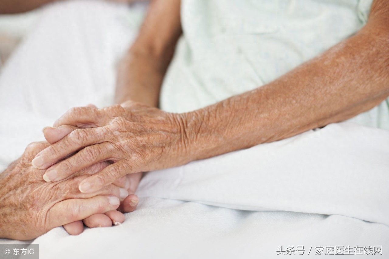 男性突然无痛尿血原因