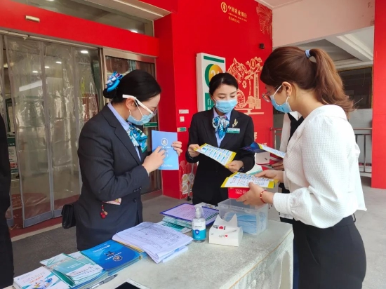 ▲ 农行重庆两江分行工作人员向客户介绍个人信息保护要点提示