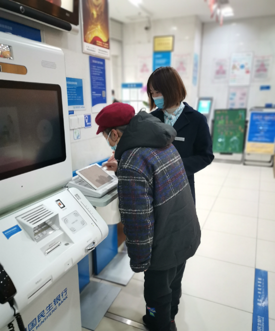 （杨家坪支行厅堂为客户提供优质服务）