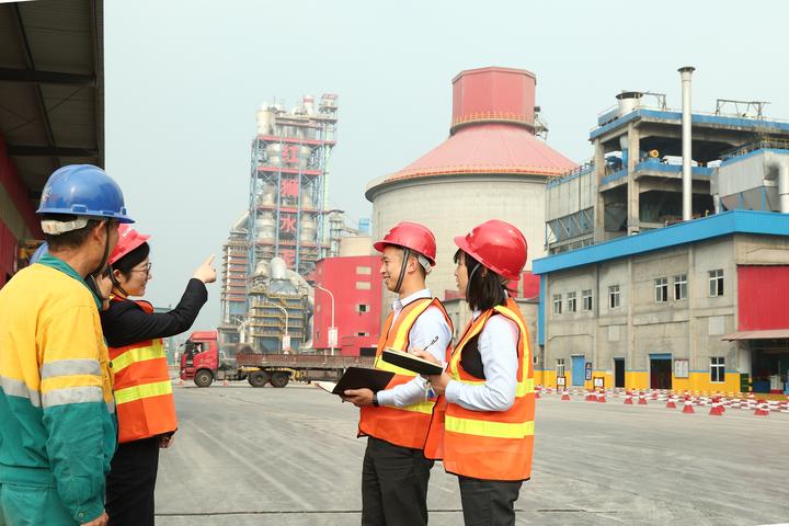 农行员工走访企业，调研了解金融服务需求.jpg